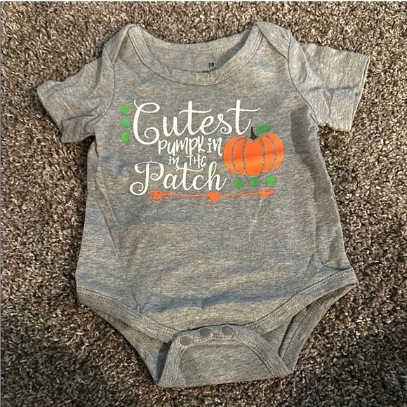 Other - NIP Gray Baby Onesie with Pumpkin Design